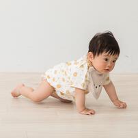 スタイ付きボディスーツ 天竺 クマ ベージュ&times;80cm