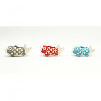 【五月人形】兜飾り 床飾り「赤糸縅アーチ型木目三色鯉」（536673）コンパクト おしゃれ 初節句 男の子 端午の節句【メーカー直送】