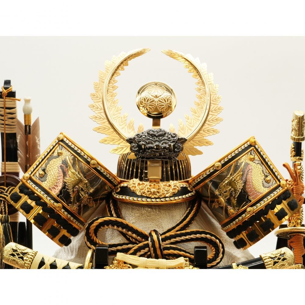 五月人形】兜飾り ケース飾り「徳川家康歯朶の葉前立て木目調