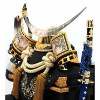 【五月人形】兜飾り ケース飾り「伊達政宗 牡丹彫金青黒ぼかし」 (538734) 男の子 トイザらス・ベビーザらス限定【メーカー直送】