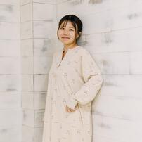 monpoke モンポケ 長袖前開きワンピースパジャマ 総柄 ベージュ&times;M-L ベビーザらス限定