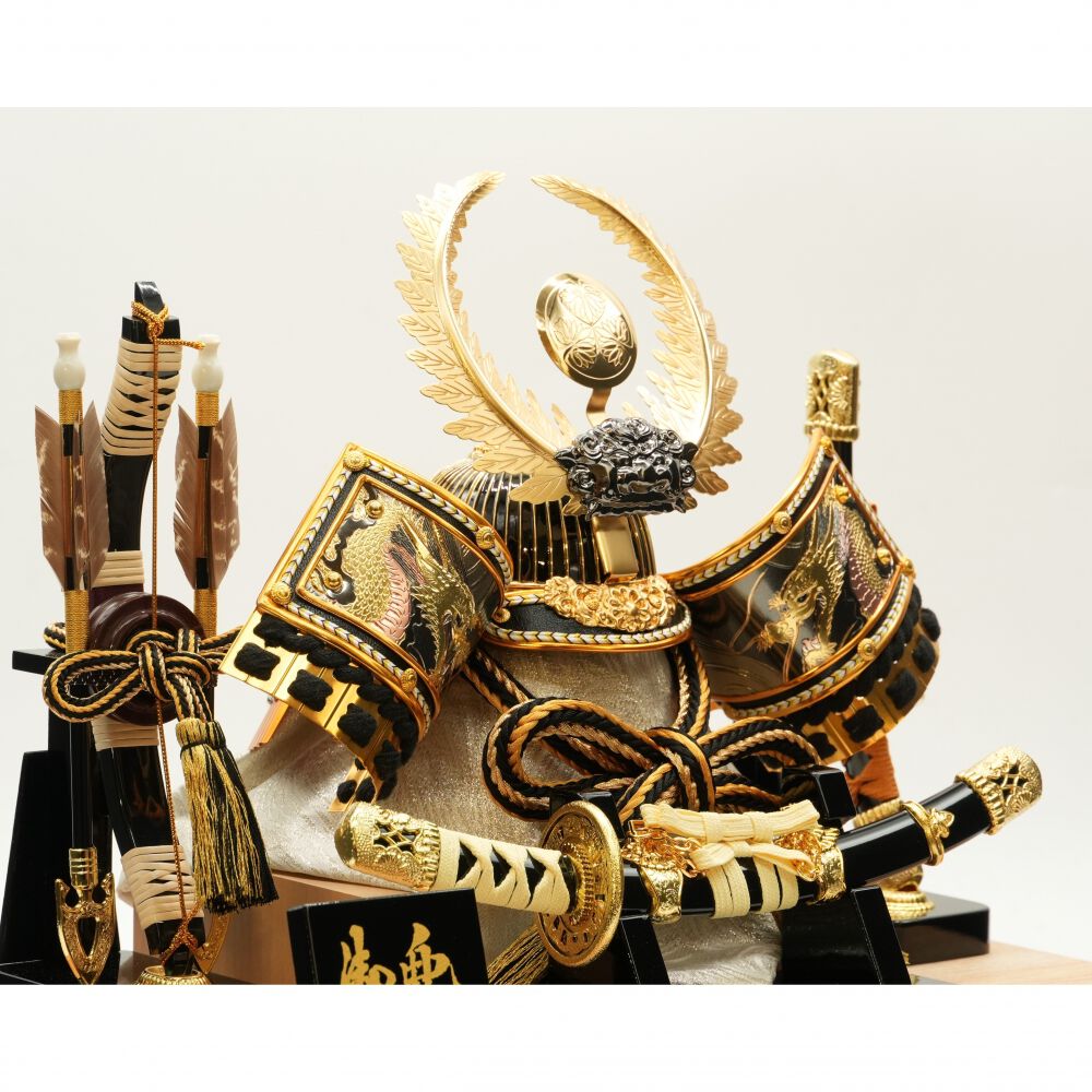 五月人形】兜飾り ケース飾り「徳川家康歯朶の葉前立て木目調