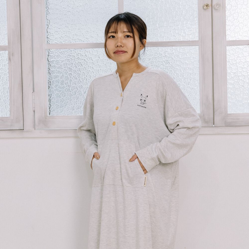 monpoke モンポケ 長袖前開きワンピースパジャマ ワンポイント グレー