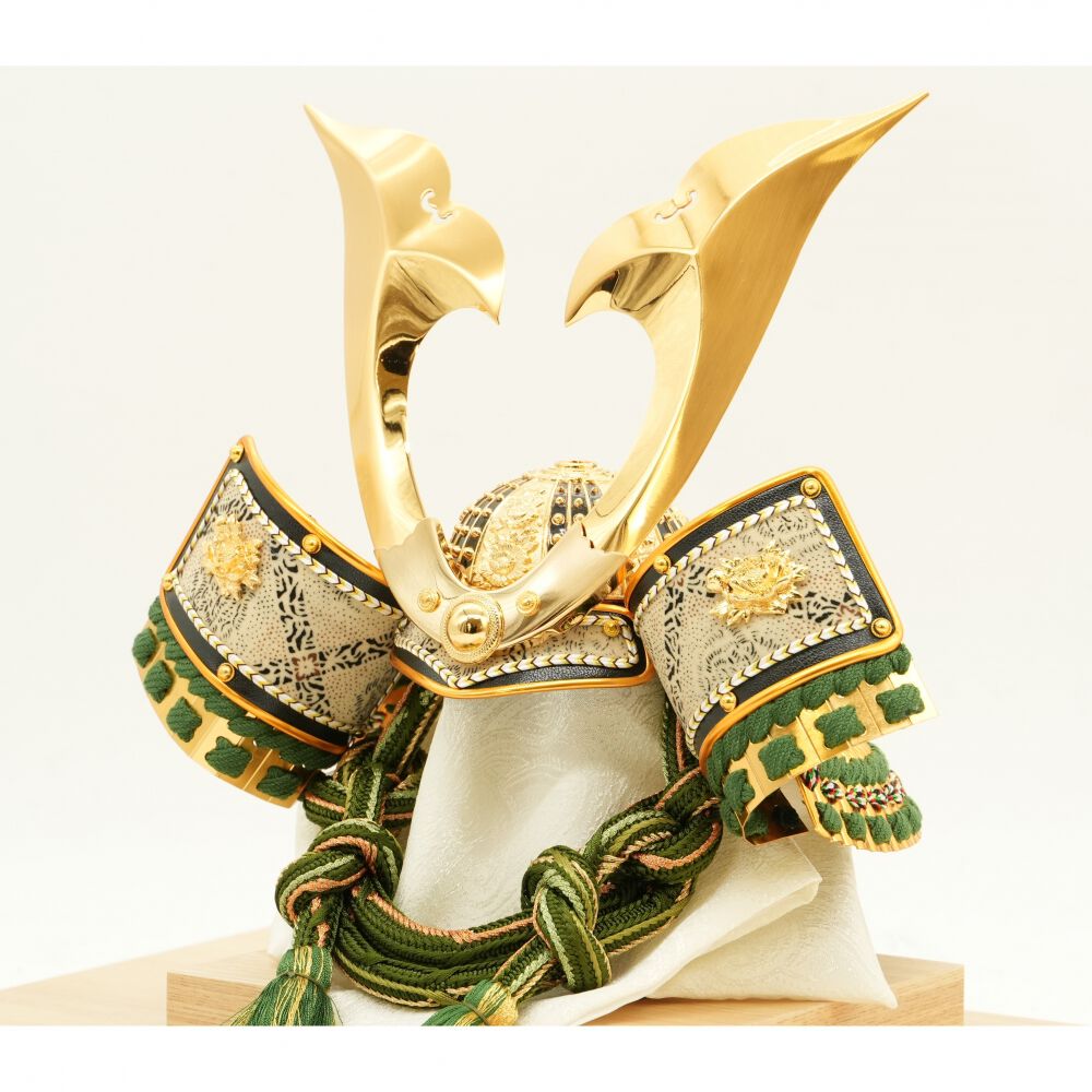 五月人形】兜飾り 床飾り「金彩レリーフ木目調」（536647）コンパクト