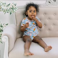 ディズニー ズートピア 半袖ボディスーツ 総柄 ジュディ ブルー&times;70cm