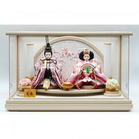 【雛人形】ケース親王飾り「桜刺繍衝立パノラマアクリル」（322723）