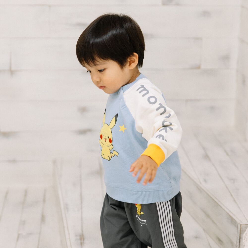 monpoke モンポケ トレーナー 袖配色 サガラ刺繍 ピカチュウ ブルー