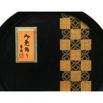 【五月人形】兜ケース飾り「上杉謙信青ぼかし丸形アクリル」（538746）トイザらス・ベビーザらス限定【メーカー直送】