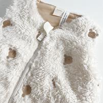 ベビーザらス限定　COJIKA ボア刺繍入りベスト クマ(ホワイト&times;90ｃｍ)